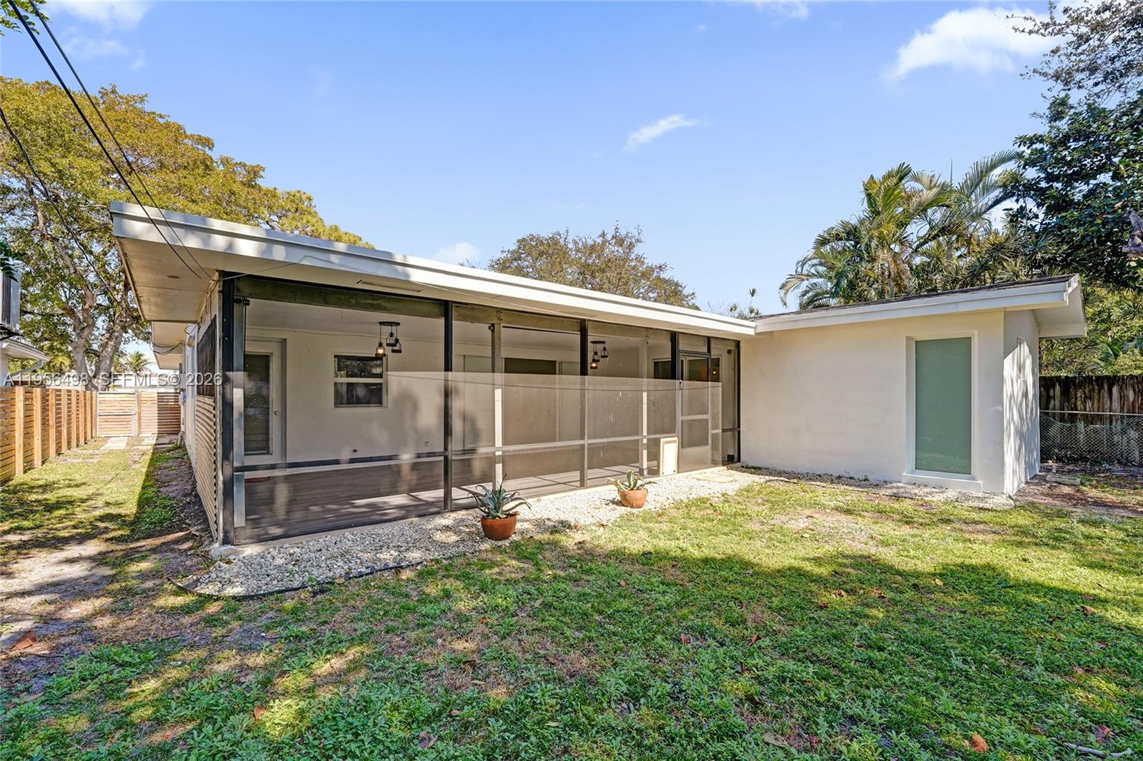 HOLLYWOOD HILLS - Residential