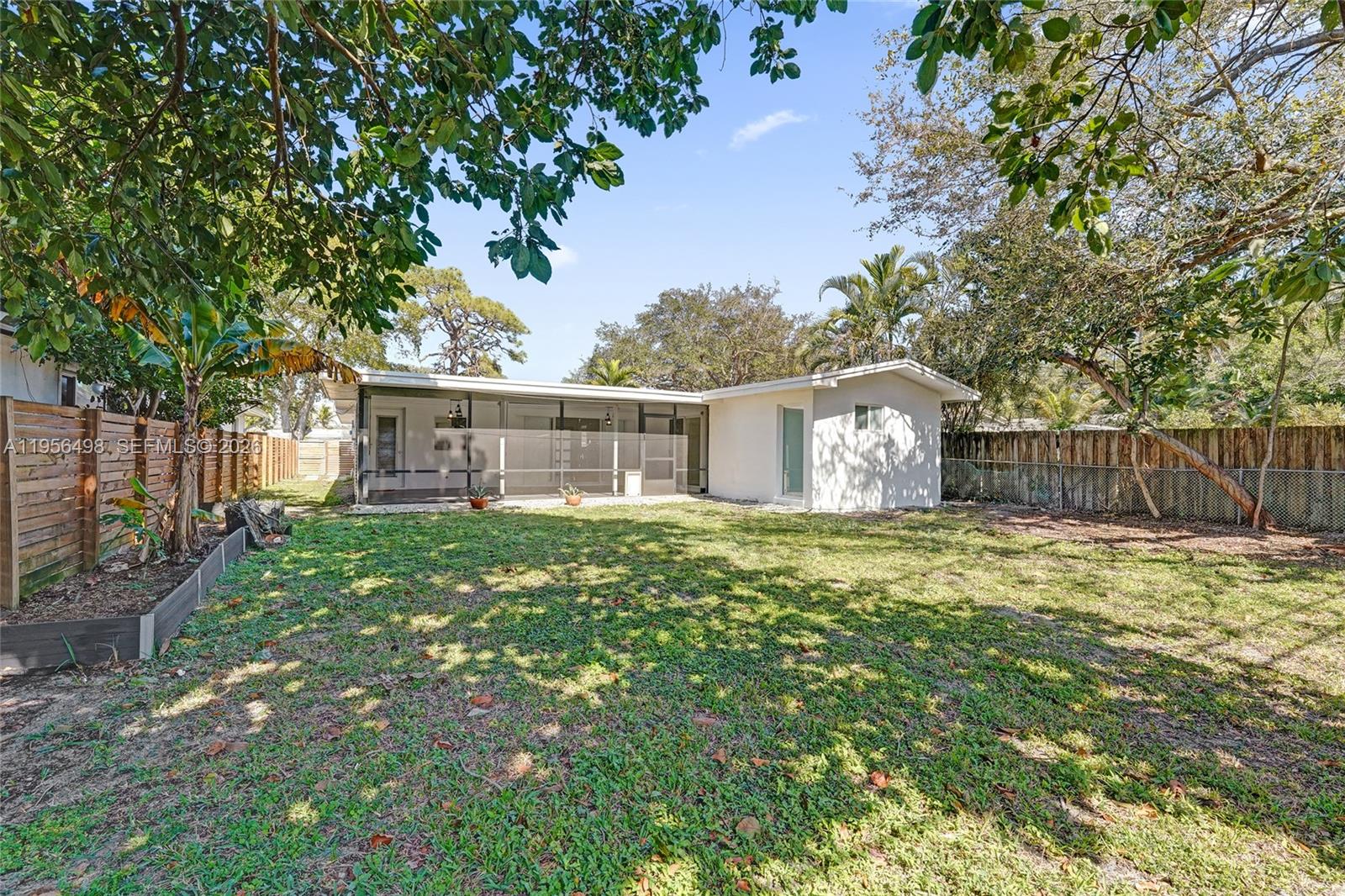 HOLLYWOOD HILLS - Residential