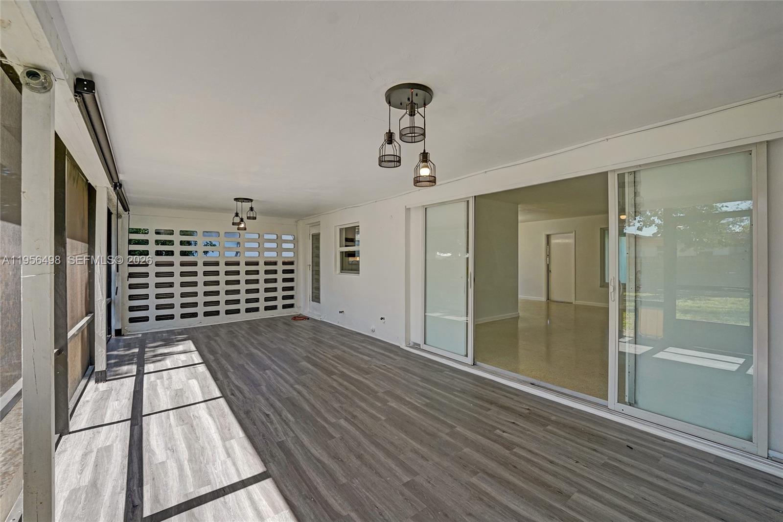 HOLLYWOOD HILLS - Residential