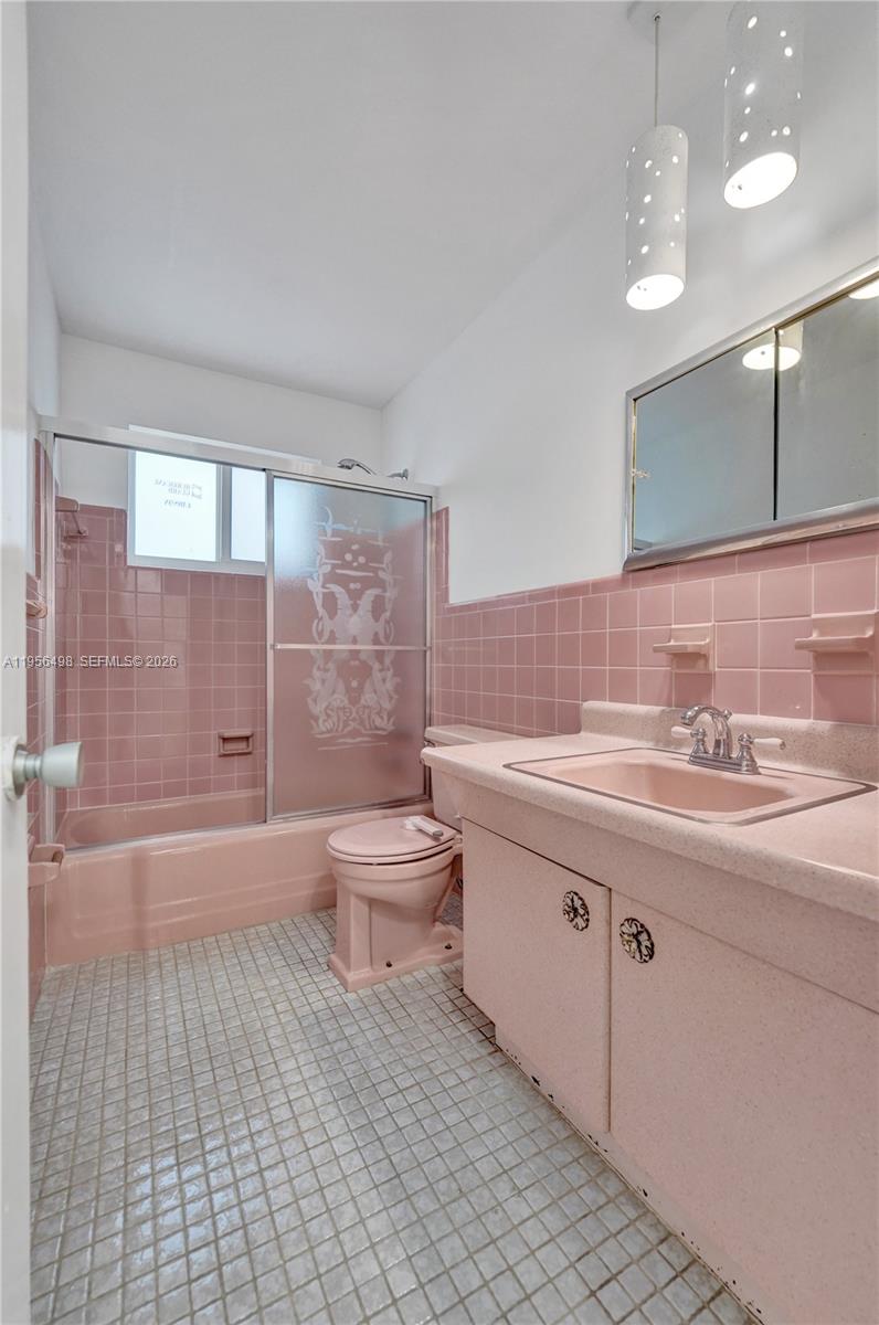 HOLLYWOOD HILLS - Residential