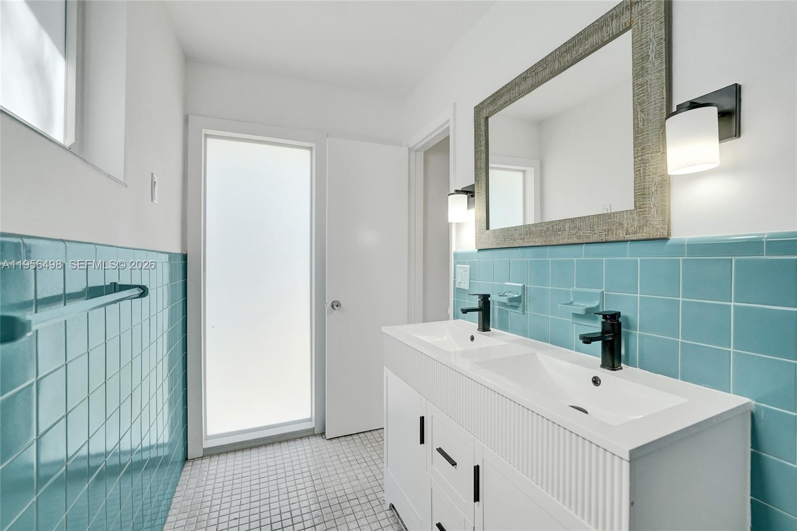 HOLLYWOOD HILLS - Residential