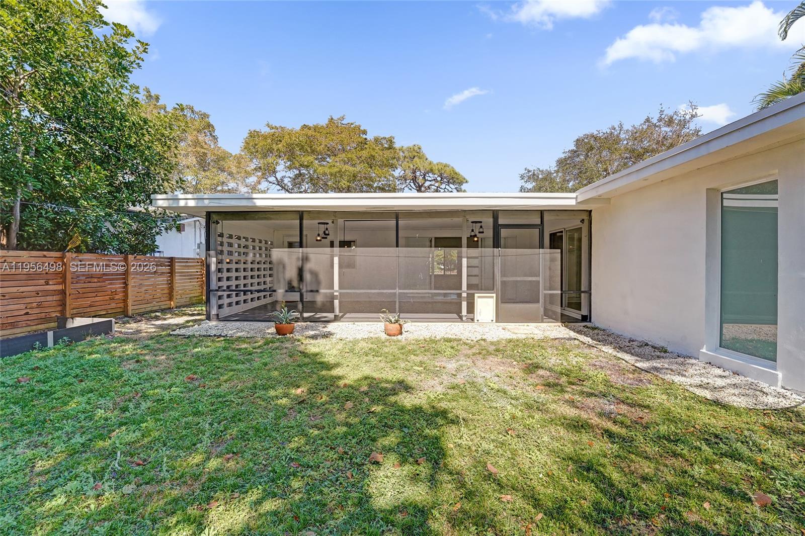 HOLLYWOOD HILLS - Residential