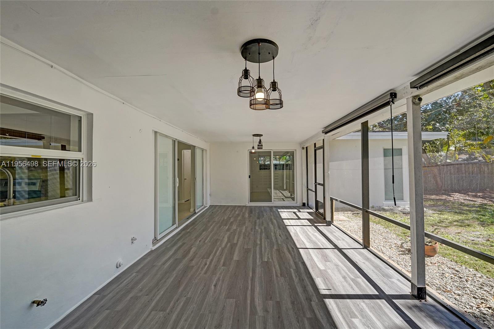 HOLLYWOOD HILLS - Residential