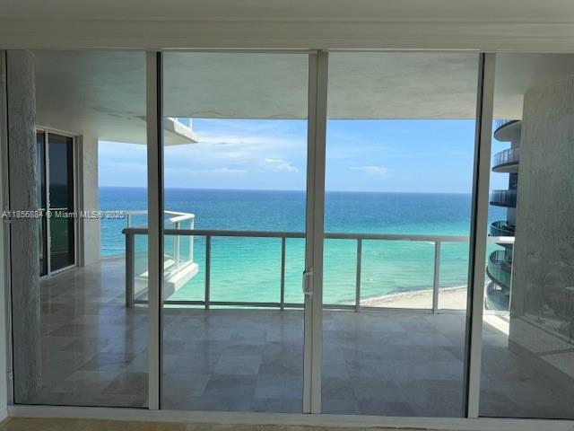 BEAUTIFUL 2 BEDROOM, 2.5 BATH PLUS DEN UNIT WITH PANORAMIC VIEWS OF THE OCEAN AND CITY. PRIVATE ELEVATOR GOES DIRECTLY TO THE UNIT. MARBLE FLOORS THROUGHOUT. RESORT STYLE AMENITIES INCLUDING SPA, TENNIS, PUTTING GREEN, SAUNA, POOL & BEACH ATTENDANT, ETC.... CALL TODAY. WON'T LAST.