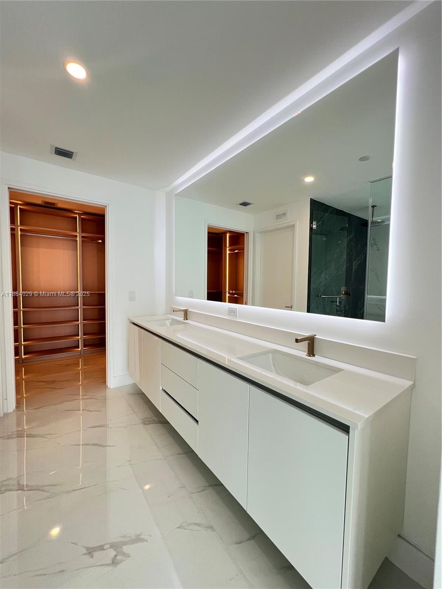 ARIA RESERVE MIAMI - Residential Lease