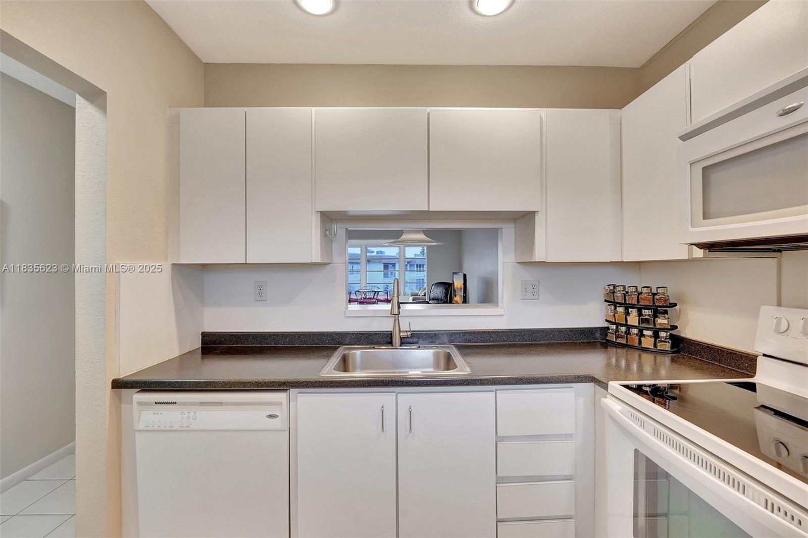 4805 NW 35th St 603, Lauderdale Lakes, FL, 33319/$104,000 2 4805 NW 35th St 603