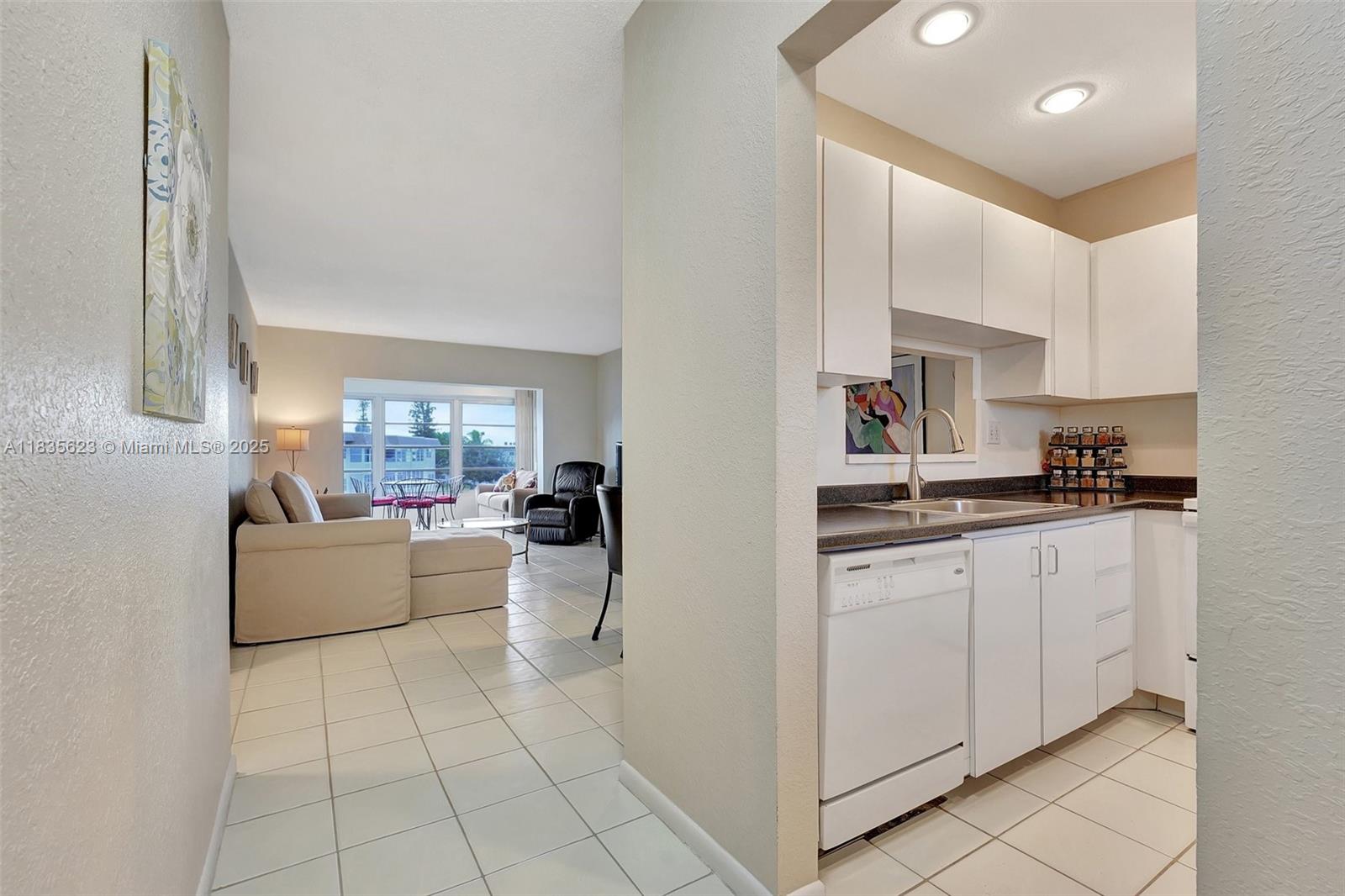 4805 NW 35th St 603, Lauderdale Lakes, FL, 33319/$104,000 3 4805 NW 35th St 603