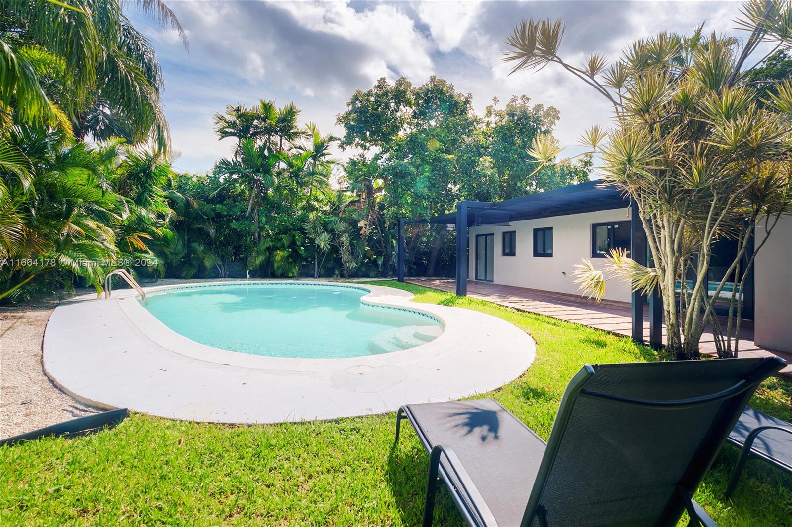 1955 Alamanda Dr
