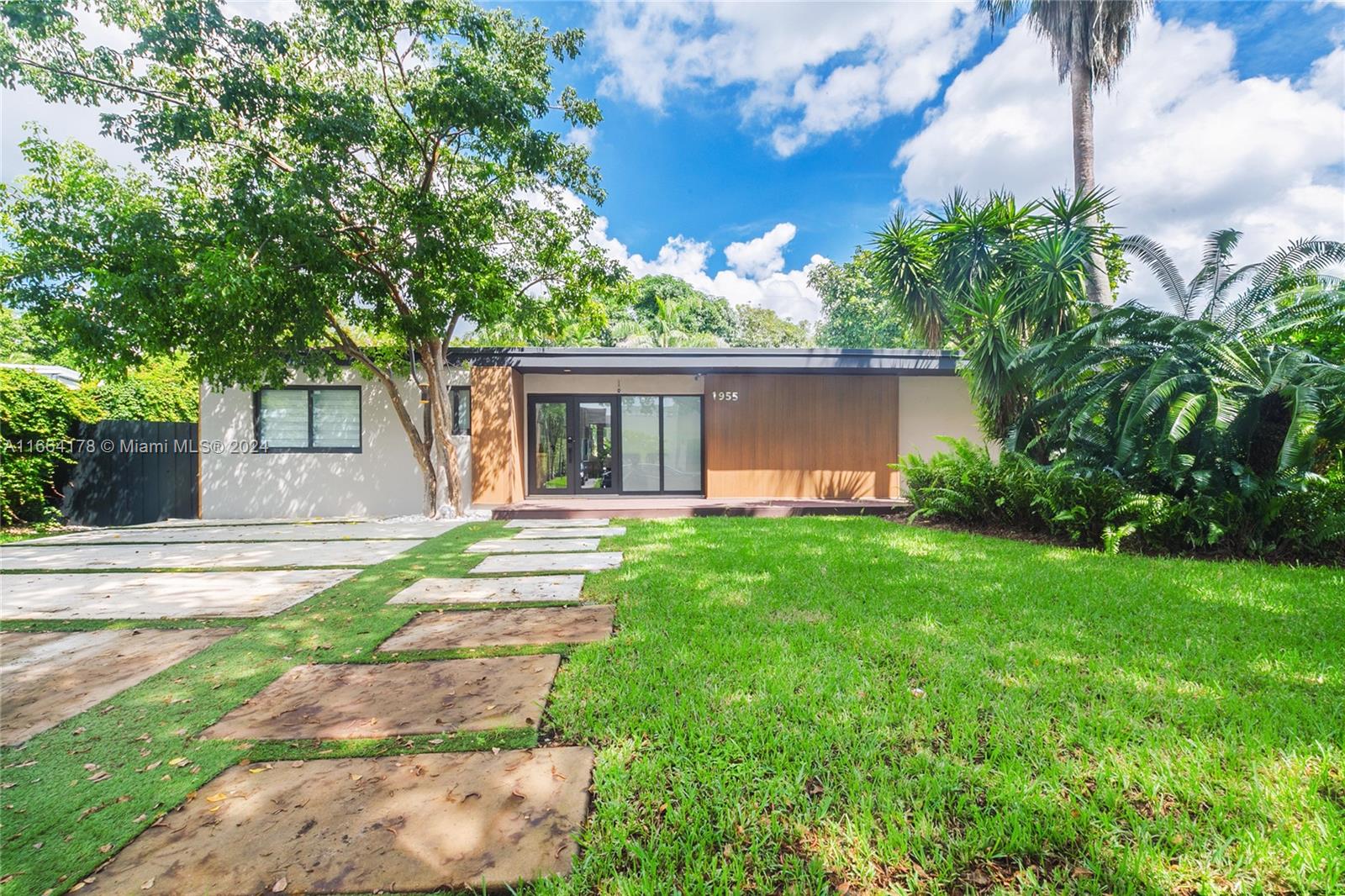 1955 Alamanda Dr