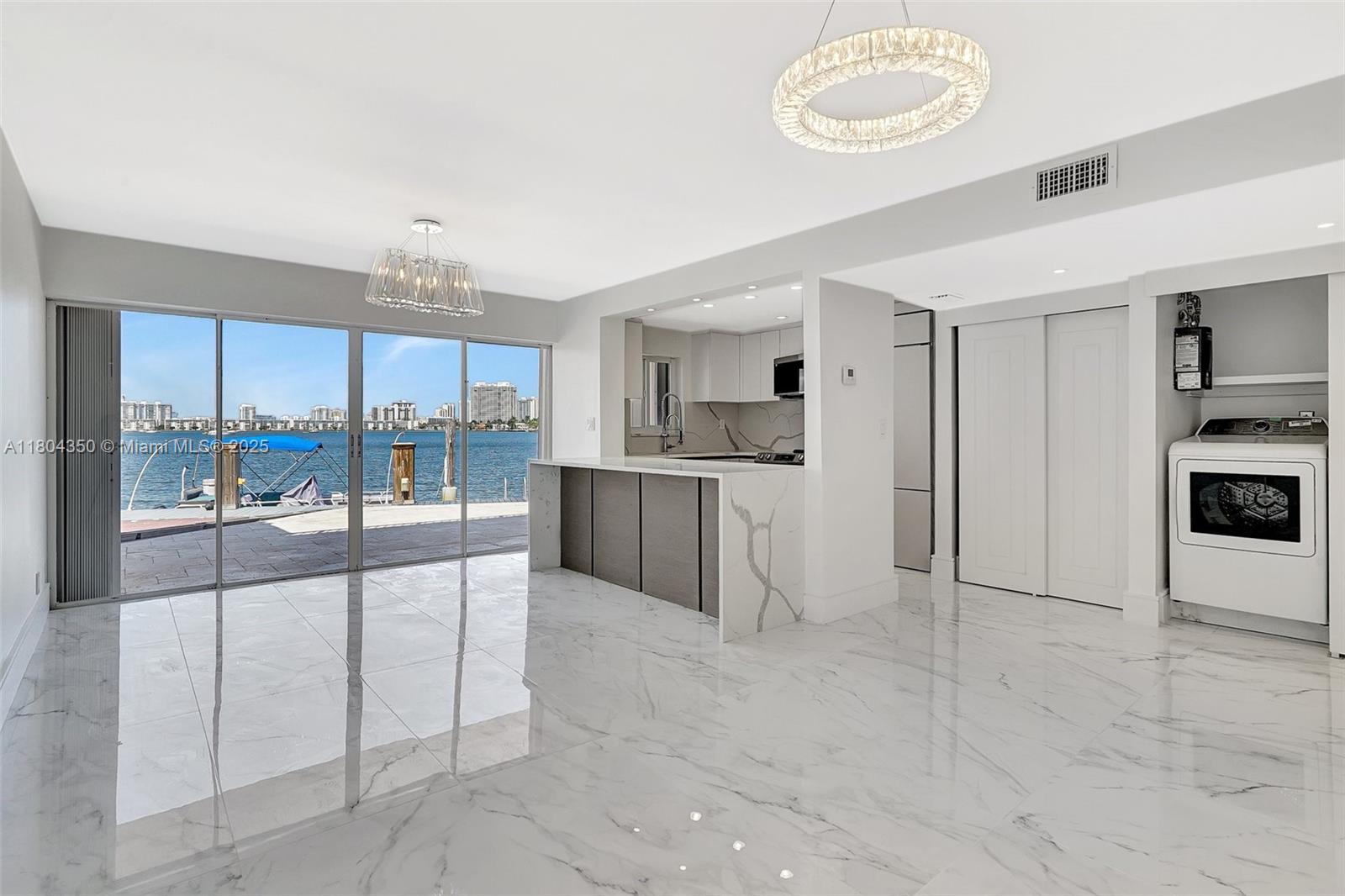 2807 Ne 164th St 2, North Miami Beach, Miami-Dade County, Florida - 1 Bedrooms  
2 Bathrooms - 