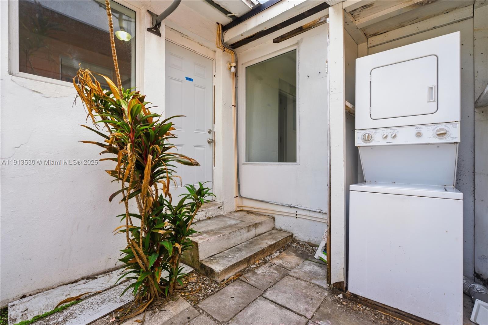 BISCAYNE BCH SUB - Residential Lease