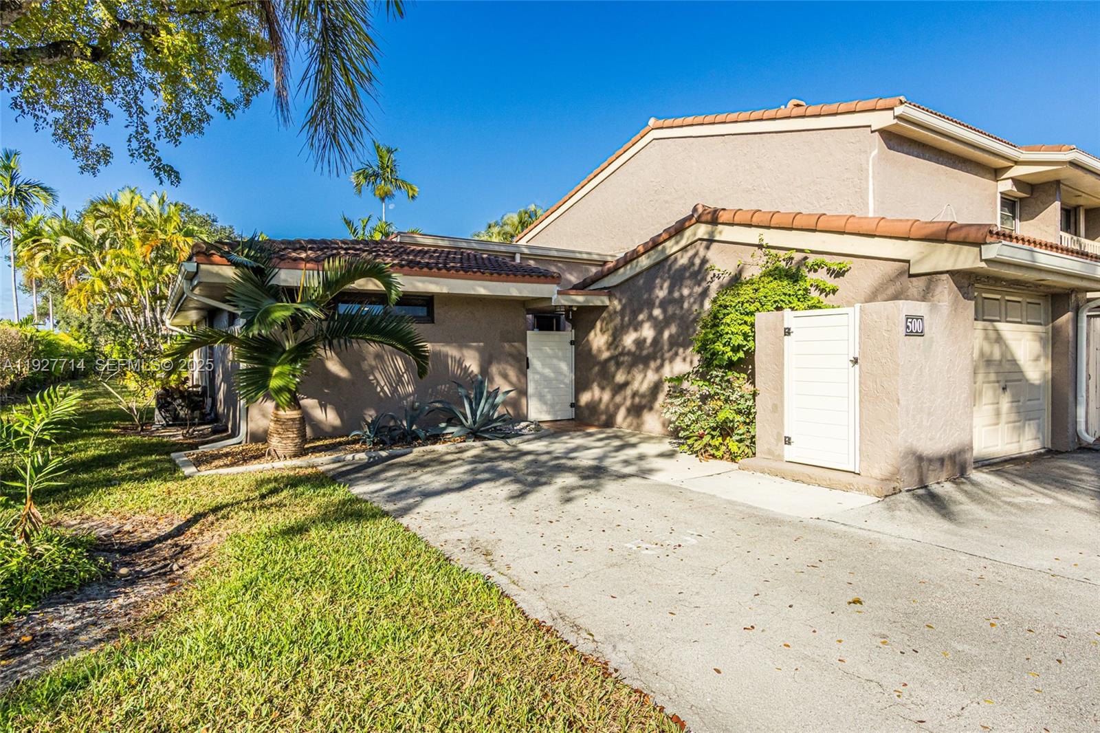 TOWNHOUSES OF EMERALD HIL - Residential