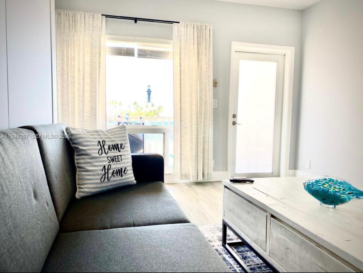 HILLSBORO SHORES EXECUTIV - Residential