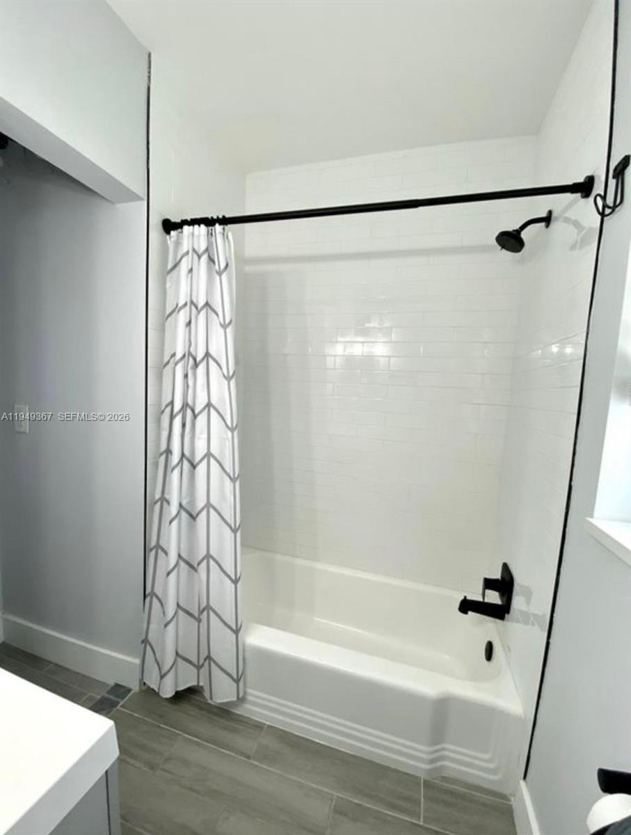 HILLSBORO SHORES EXECUTIV - Residential