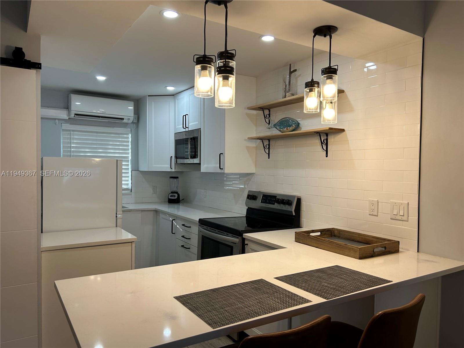 HILLSBORO SHORES EXECUTIV - Residential