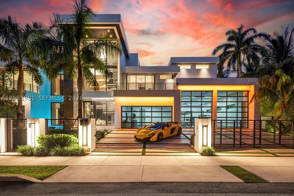 725 Poinciana Dr