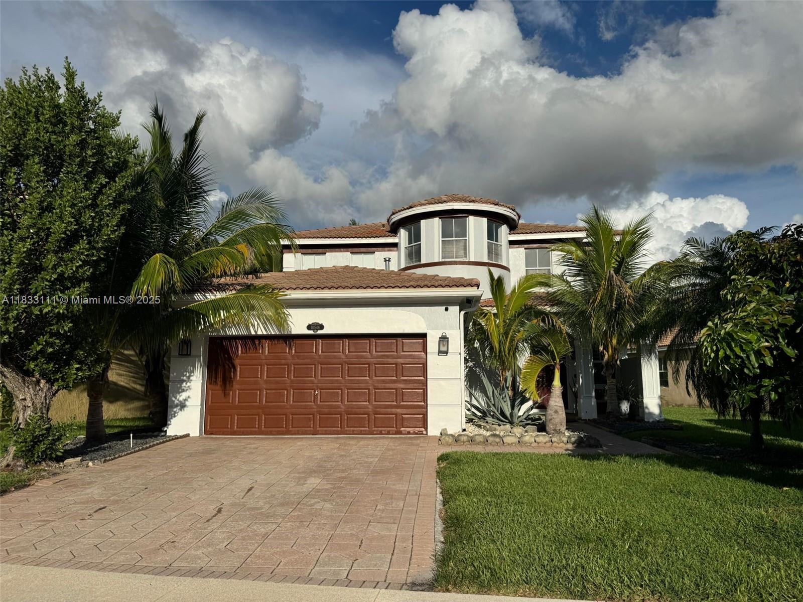 EXCELLENT TWO STORY PROPERTY WITH 4 BEDROOMS AND 3 BATHROOMS REMODELED IN MORE THAN 3,200 SQUARE FEE OF INTERIOR SPACE, REMODELED AND SPACIOUS KITCHEN WITH WOOD CABINETS AND GRANITE COUNTERTOPS, 2 CARS GARAGE AND A LARGE BACKYARD TO SPEND TIME WITH FAMILY AND FRIENDS. THIS PROPERTY IS CLOSE TO GOOD RESTAURANTS , SHOPPING CENTERS AND JUST A FEW MINUTES TO THE INERNATIONAL EQUESTRIAN CENTER. 24 HOURS SECURITY.