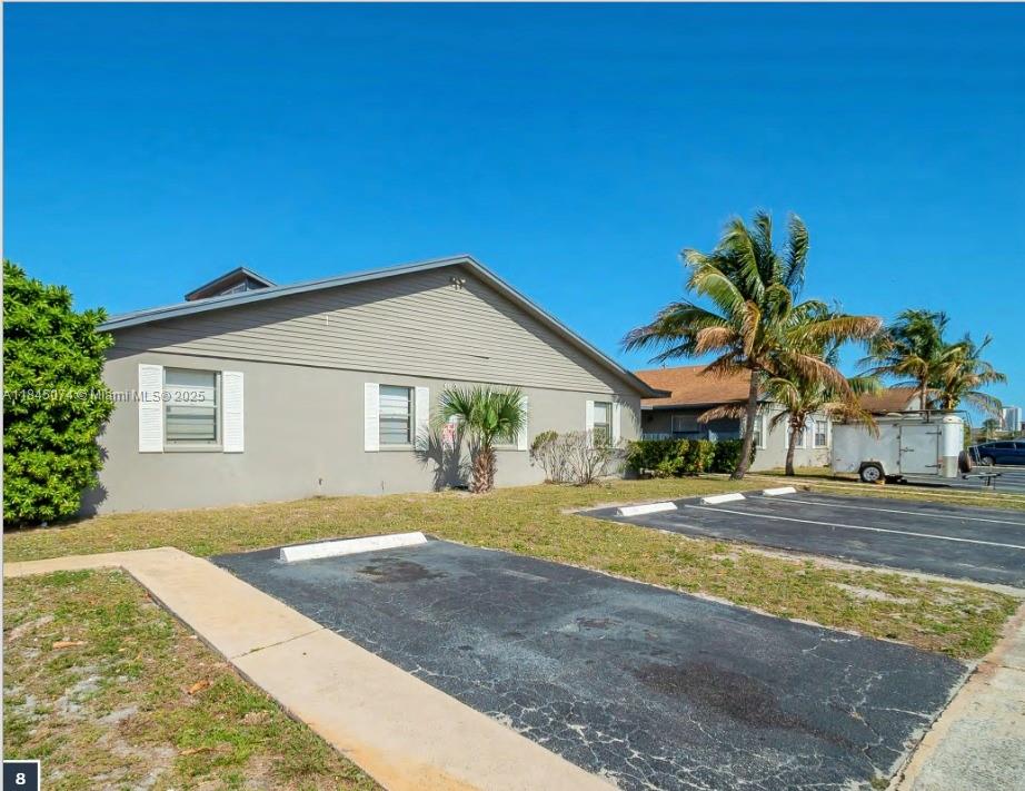 Delightful two bedroom apartament equipped with stove, oven and central air conditioning. Meant for a lovely family