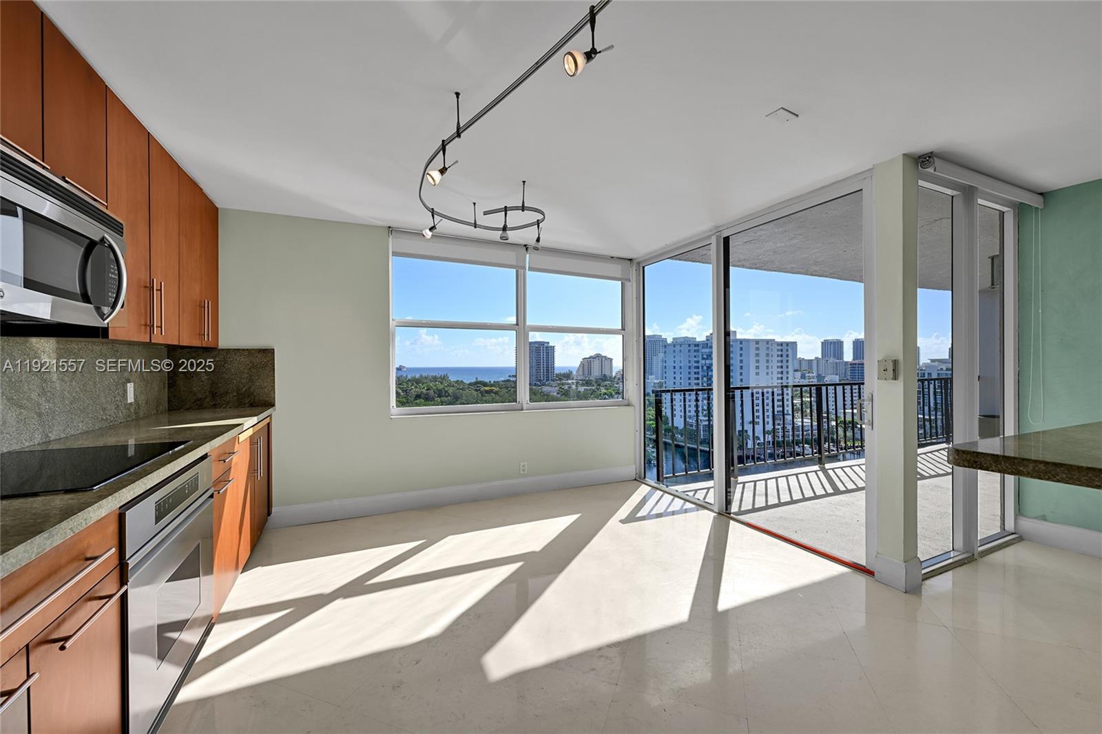 CORINTHIAN ON THE INTRACO - Residential