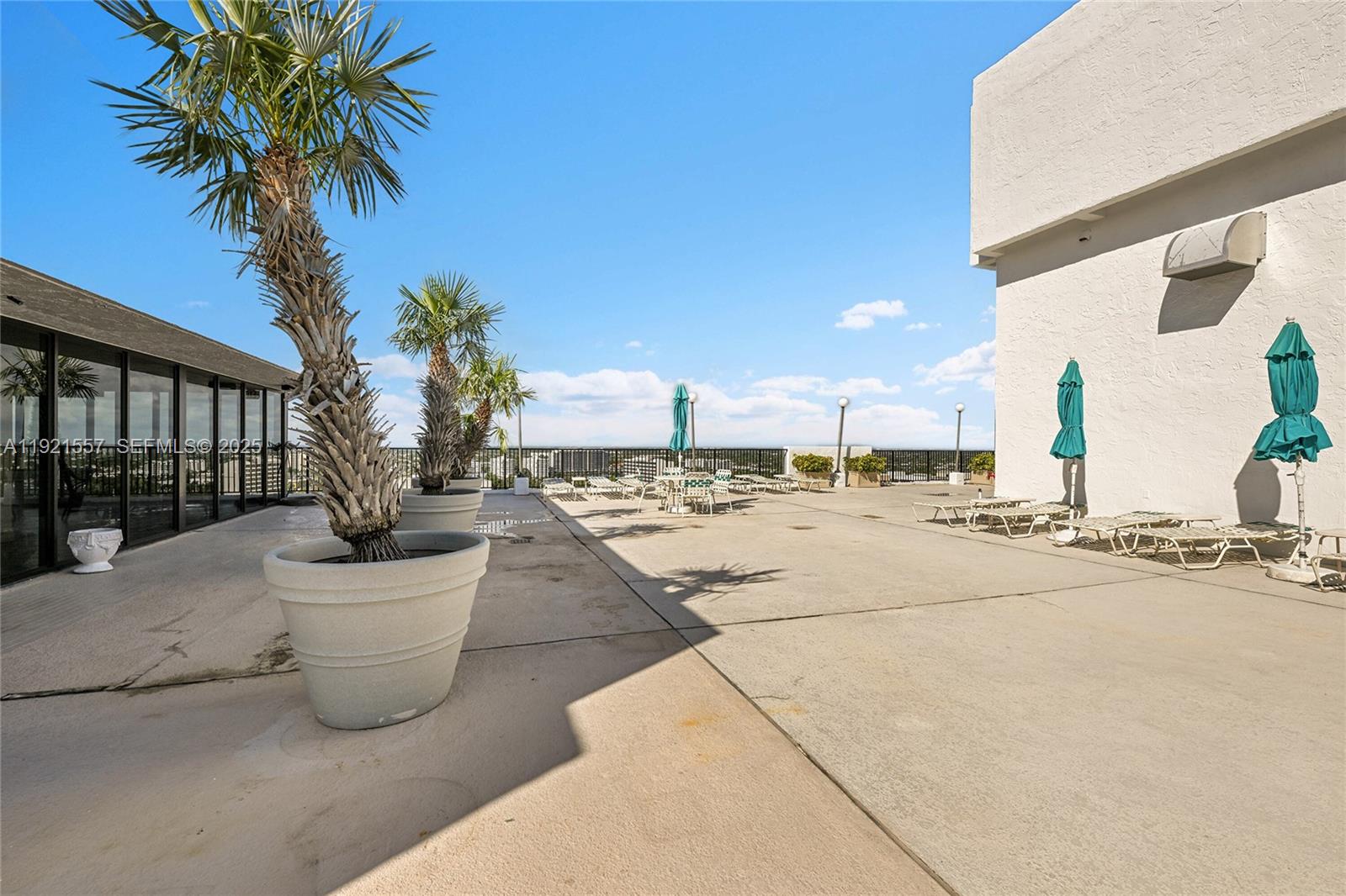 CORINTHIAN ON THE INTRACO - Residential