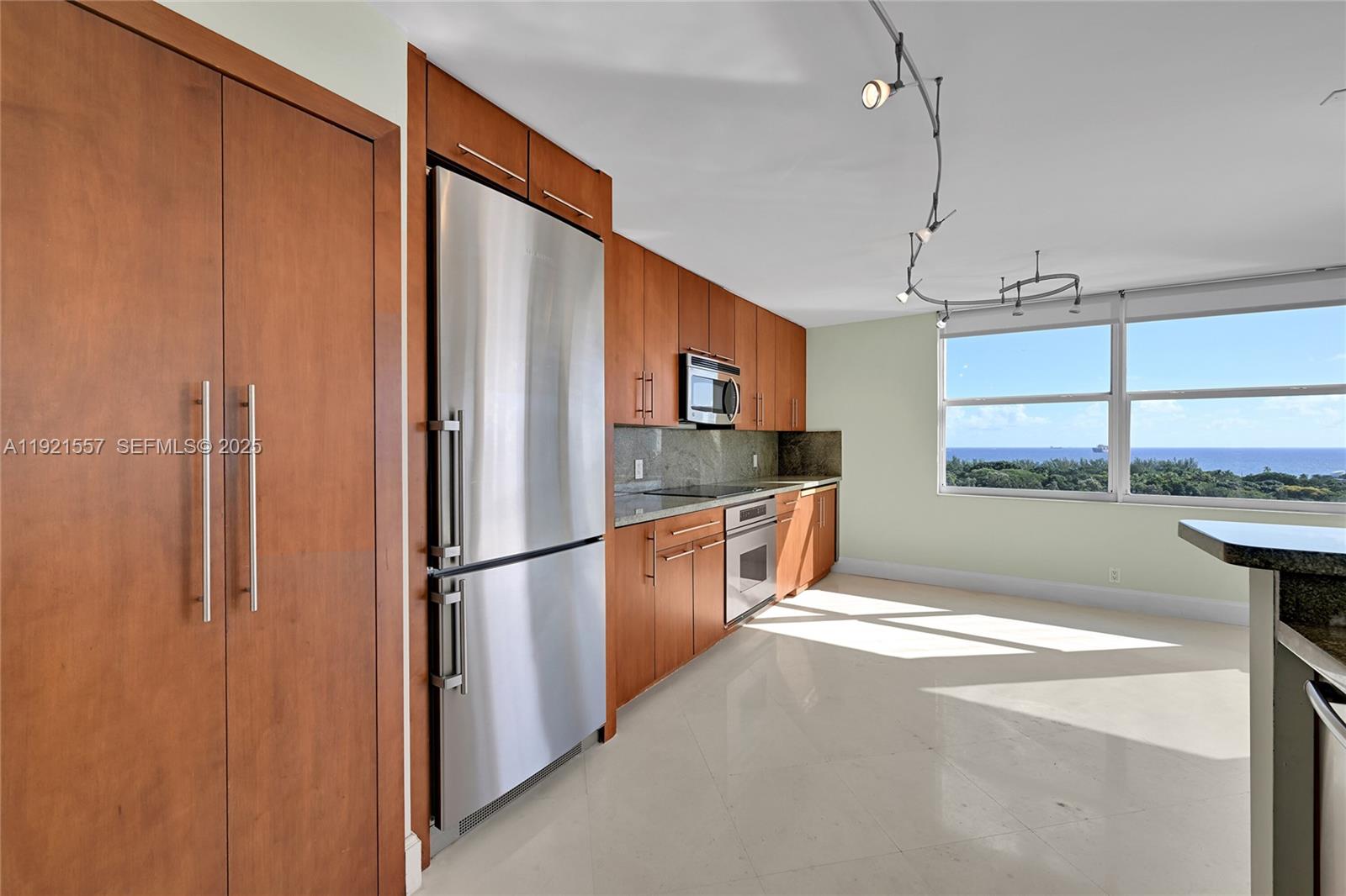 CORINTHIAN ON THE INTRACO - Residential