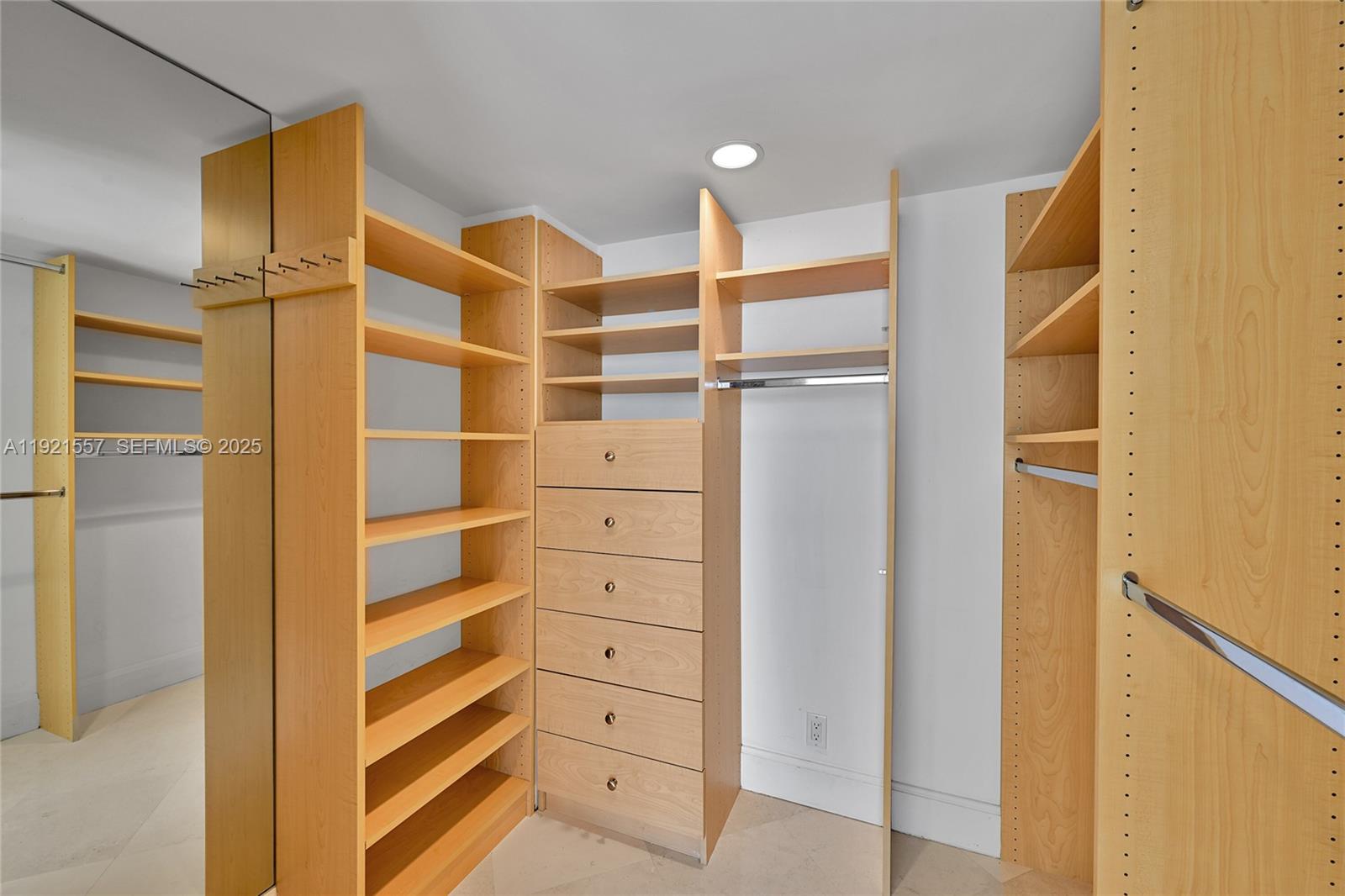 CORINTHIAN ON THE INTRACO - Residential