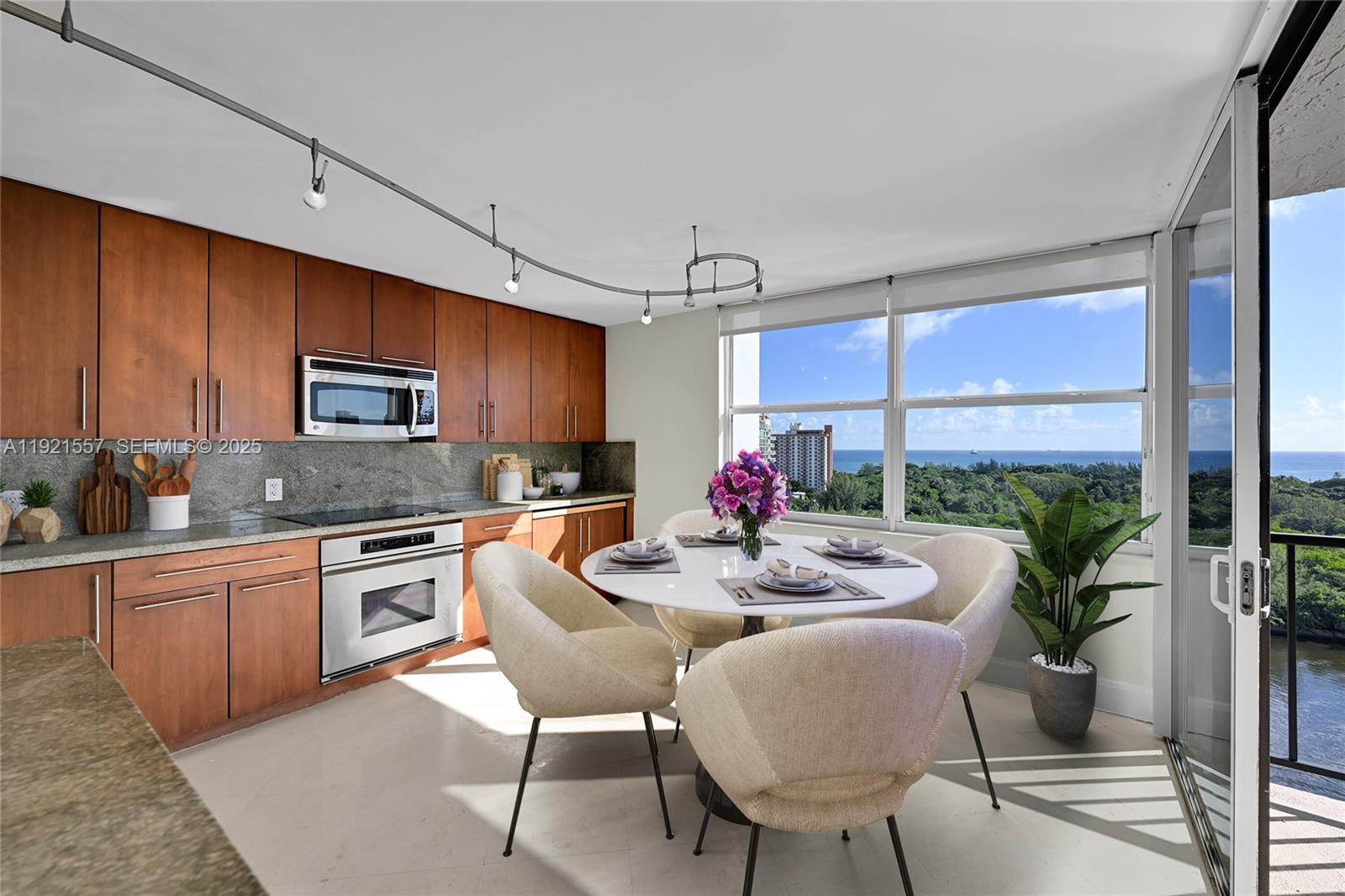 CORINTHIAN ON THE INTRACO - Residential