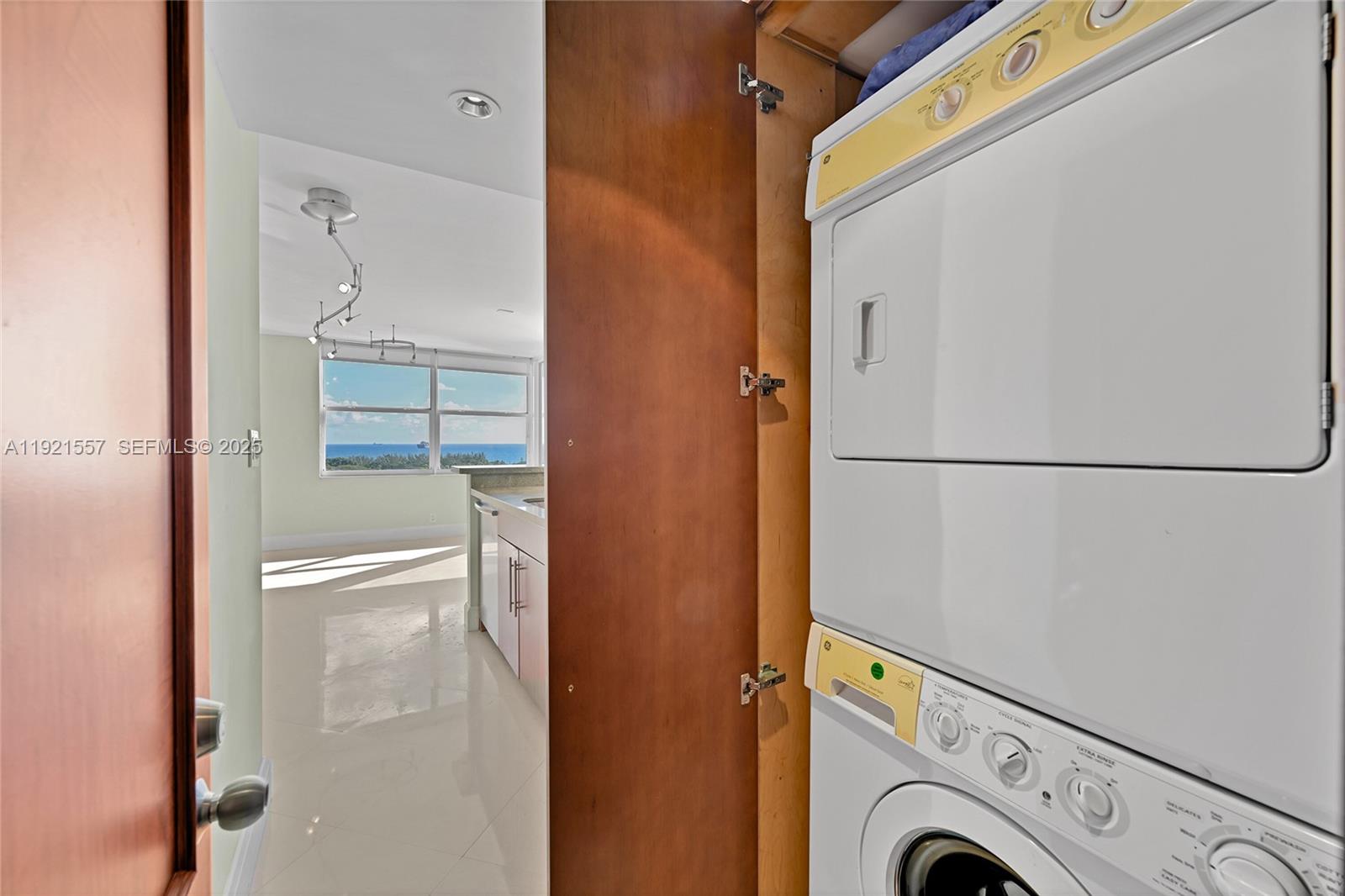 CORINTHIAN ON THE INTRACO - Residential