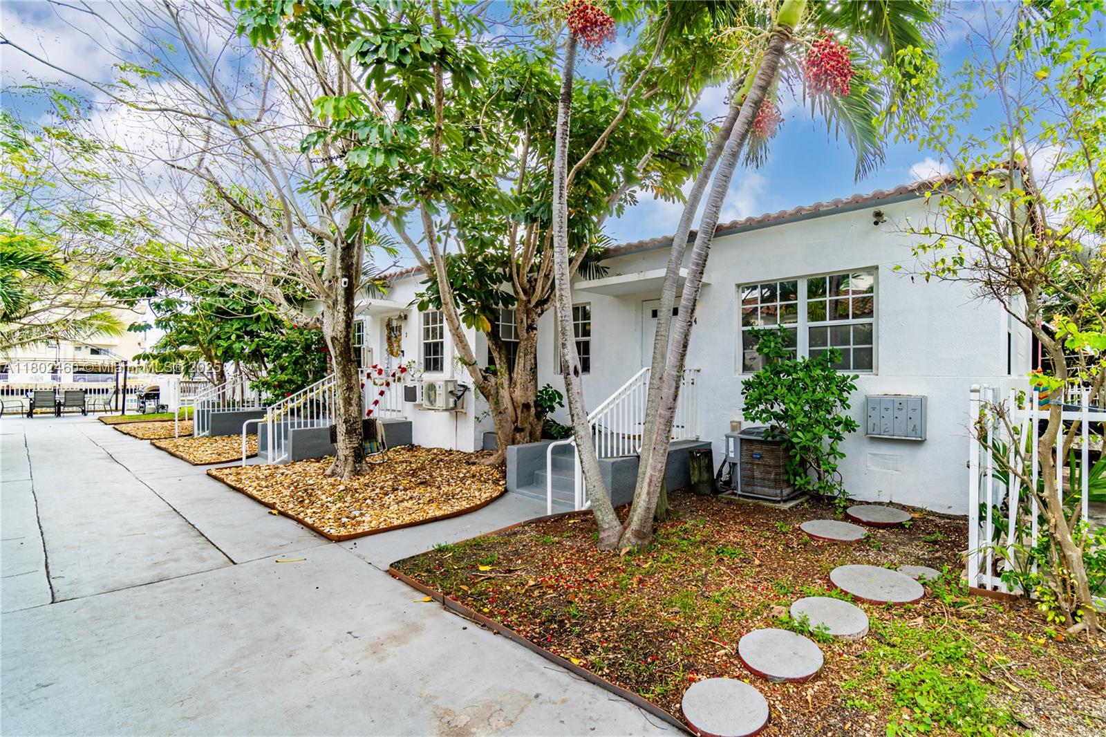 8335 E Crespi Blvd 4