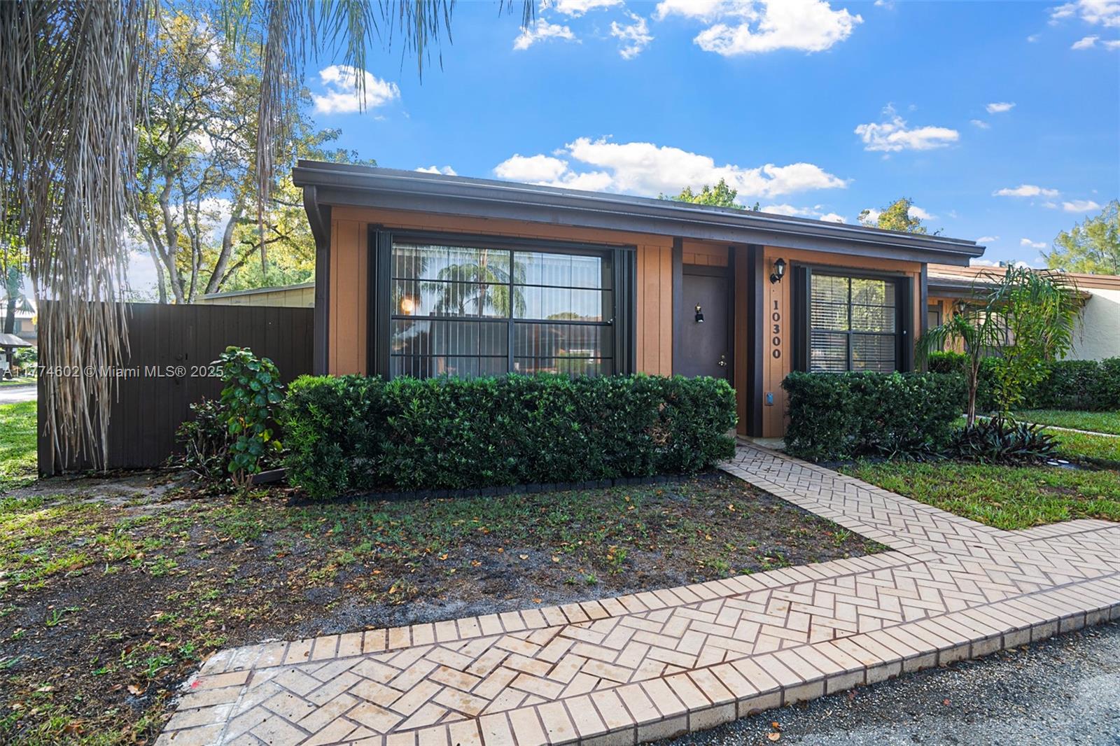 10300 Laurel Ct