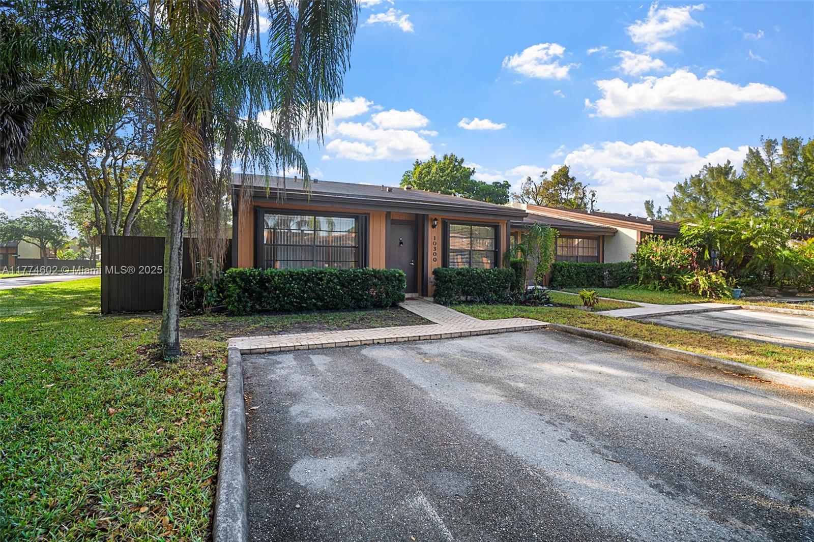 10300 Laurel Ct