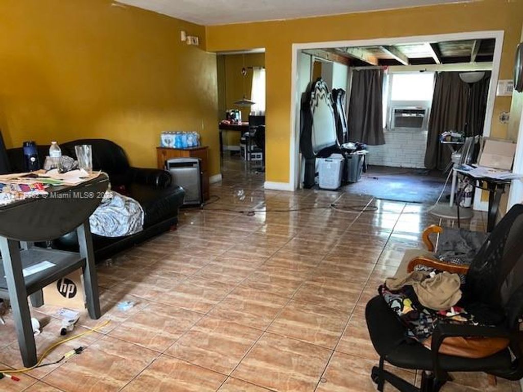 Photo of 143 SE 27th Way, Boynton Beach, FL 33435 (MLS # A11479302)