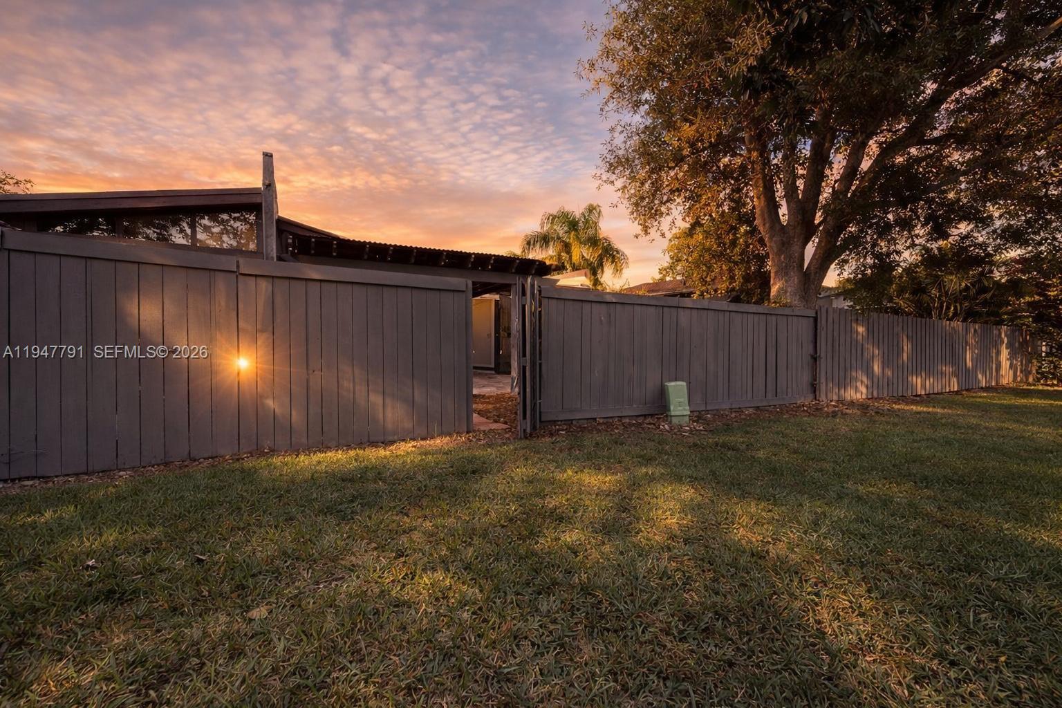 BRIAR BAY TOWNHOUSE ESTAT - Residential