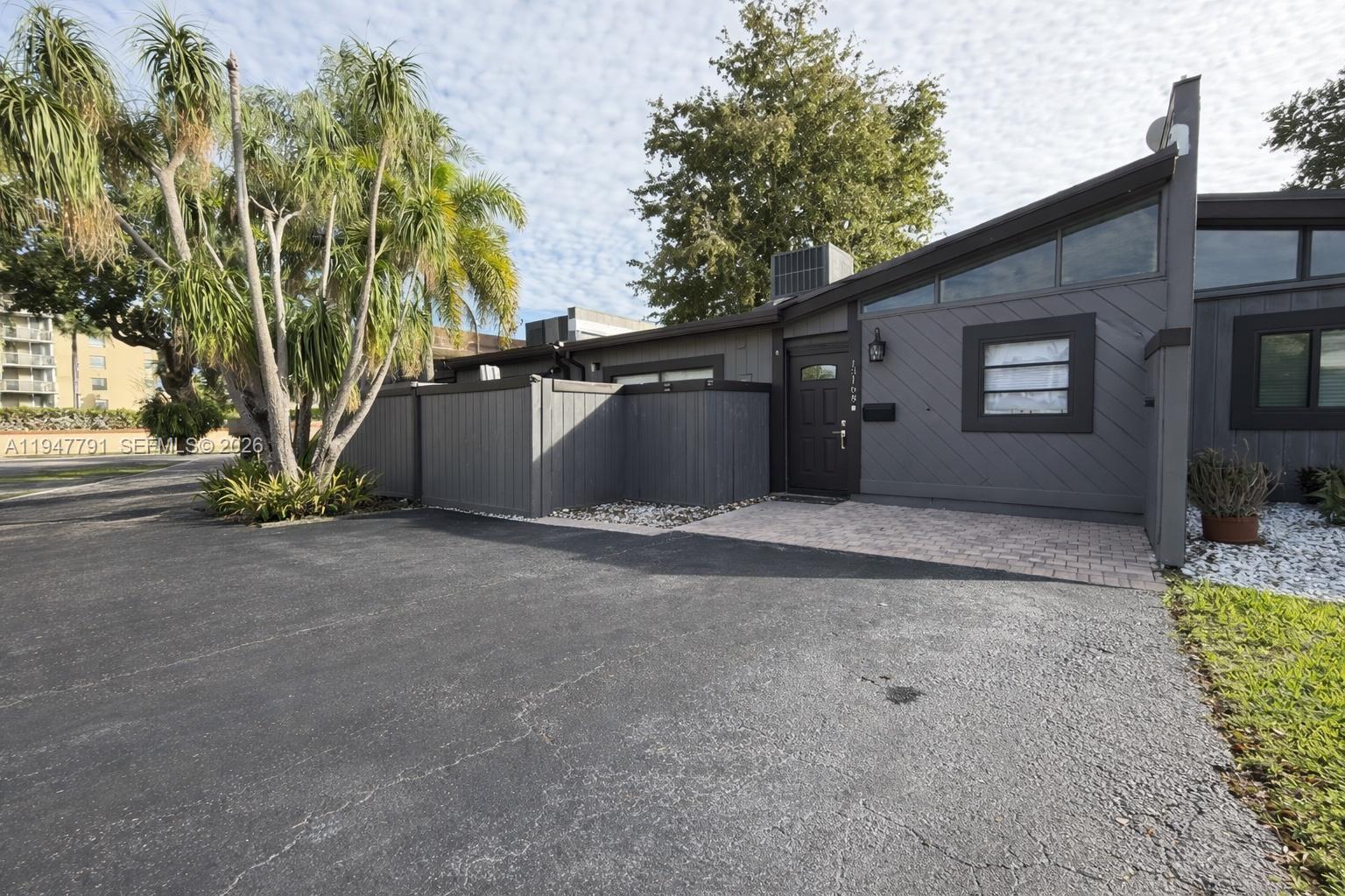 BRIAR BAY TOWNHOUSE ESTAT - Residential