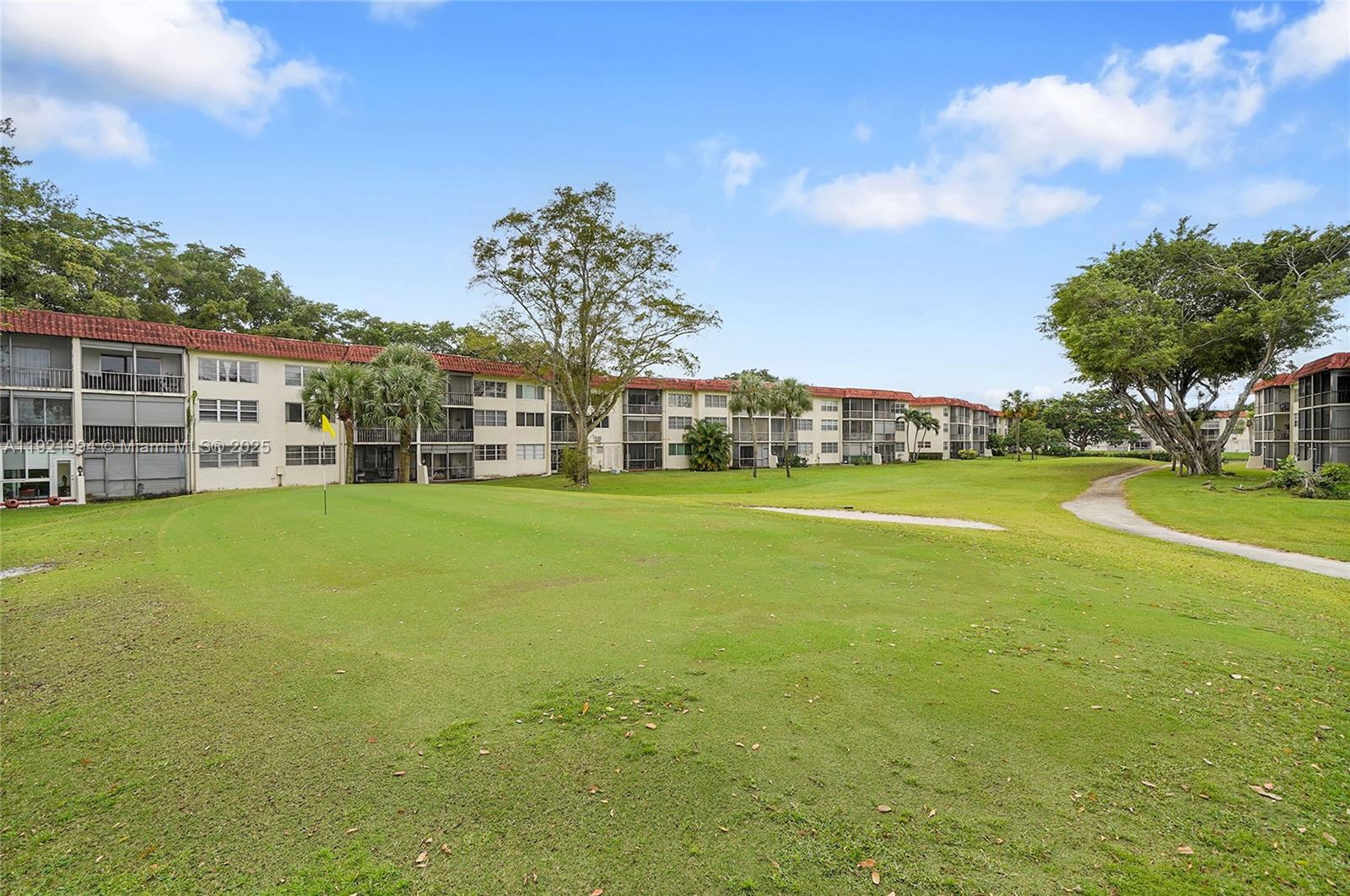HOLLYBROOK GOLF AND - Residential