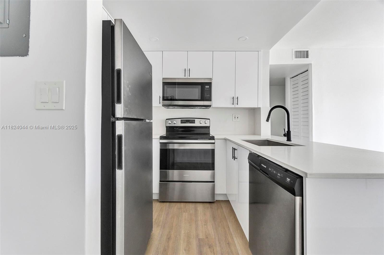 620 Sw 10th St 303, Miami, Broward County, Florida - 1 Bedrooms  
1 Bathrooms - 