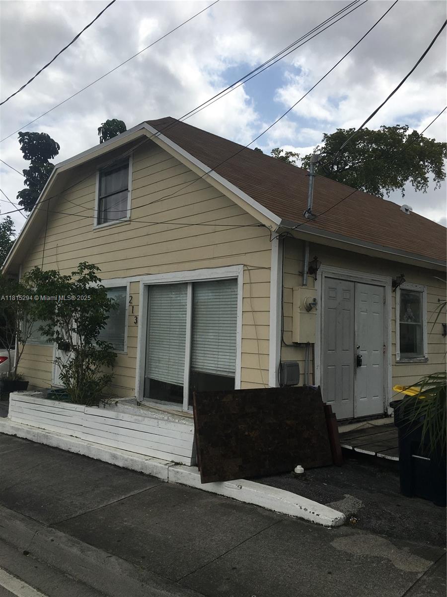 213 Ne 2nd Ave, Dania Beach, Miami-Dade County, Florida - 4 Bedrooms  
2 Bathrooms - 