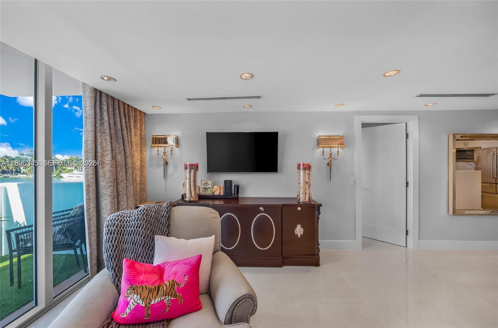 5838 CONDOMINIUM - Residential