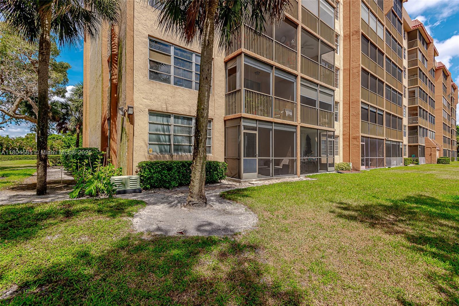 3001 W Rolling Hills Cir 305, Davie, Broward County, Florida - 2 Bedrooms  
2 Bathrooms - 
