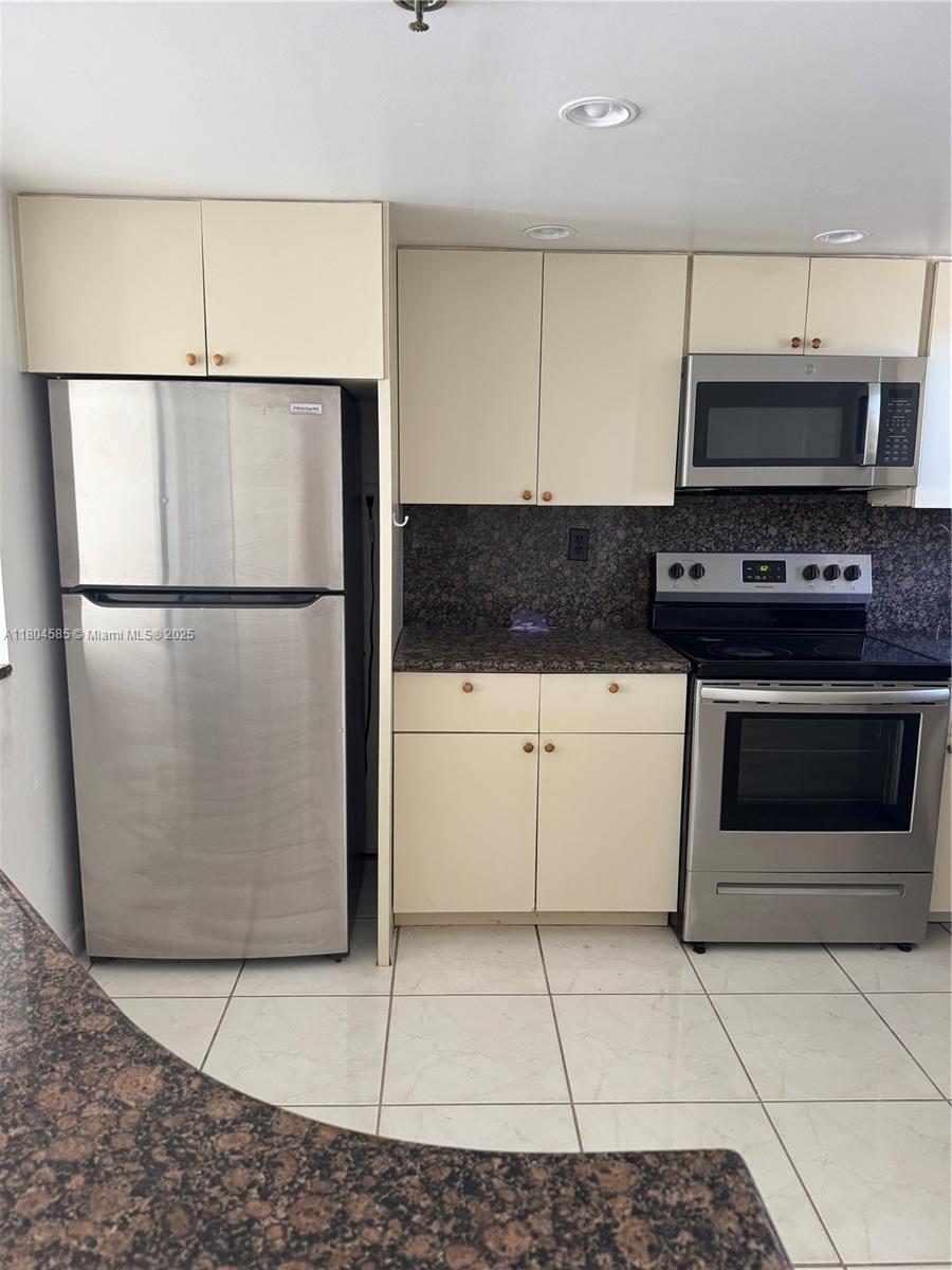 ROLLING HILLS GOLF AND - Residential Lease