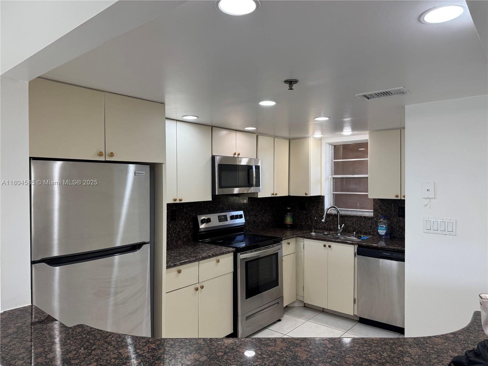 ROLLING HILLS GOLF AND - Residential Lease