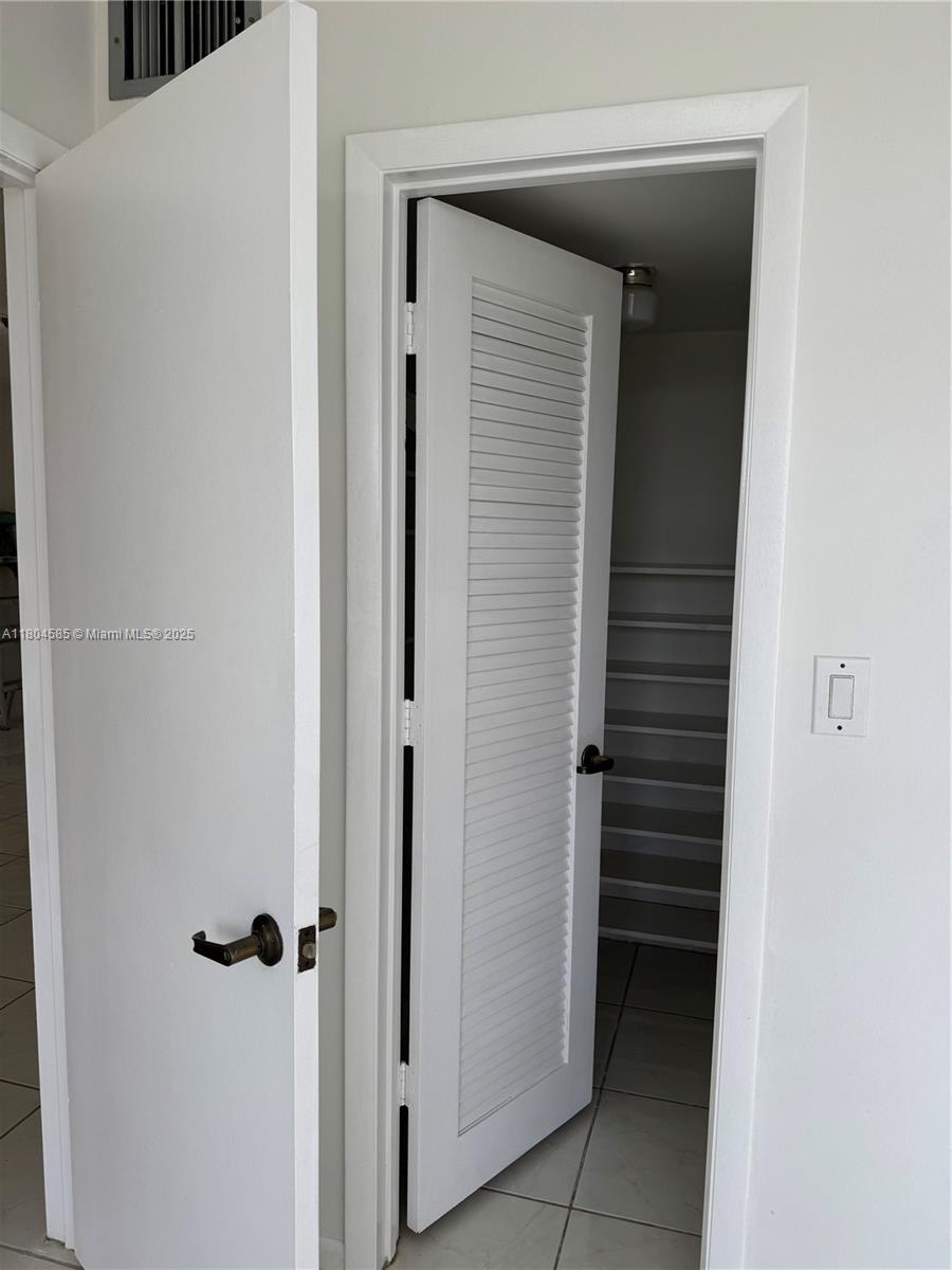 ROLLING HILLS GOLF AND - Residential Lease