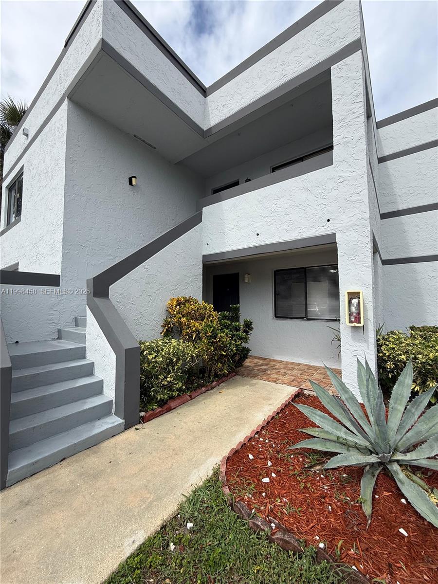 RACQUET CLUB VILLAGE APAR - Residential Lease