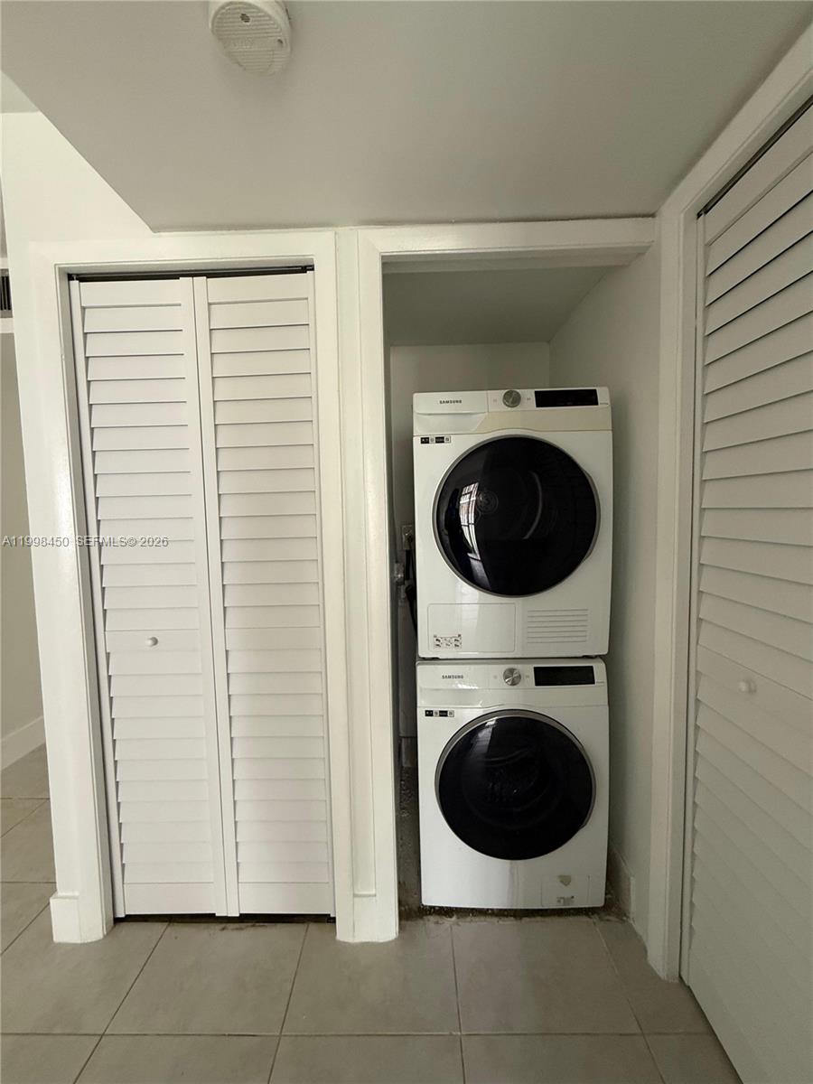 RACQUET CLUB VILLAGE APAR - Residential Lease