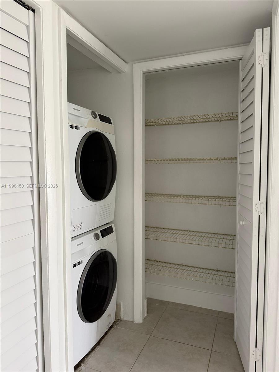 RACQUET CLUB VILLAGE APAR - Residential Lease