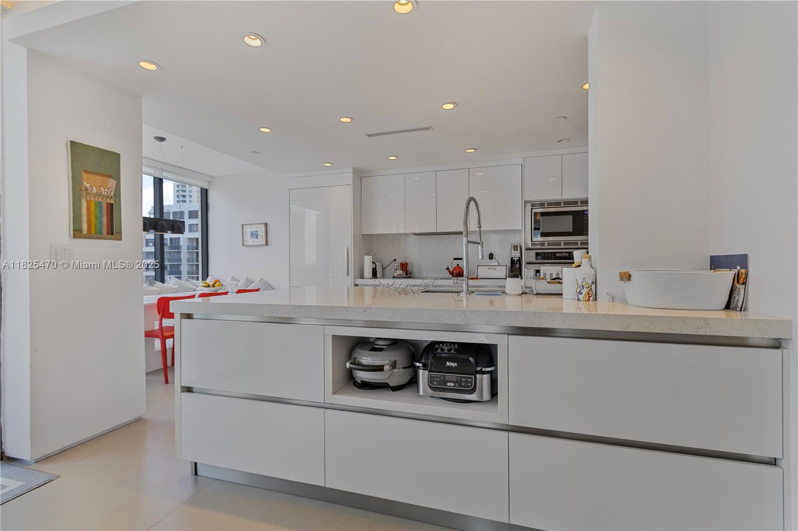 520 Brickell Key Dr A1421, Miami, FL, 33131/$1,200,000 3 520 Brickell Key Dr A1421