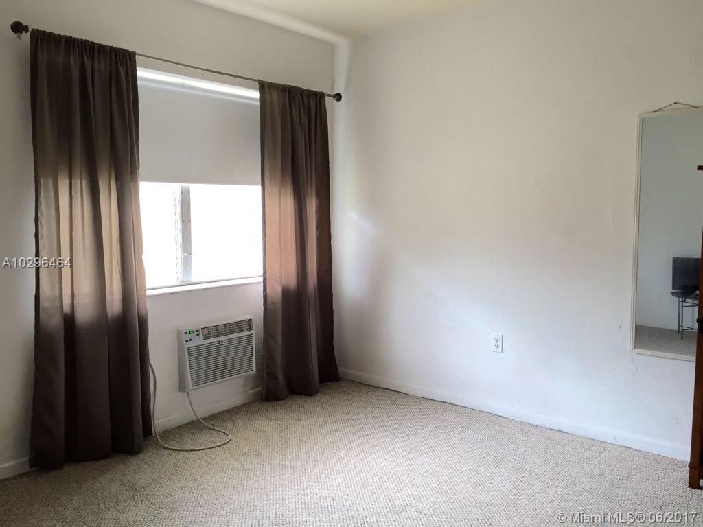 Charming studio in the heart of South Beach, close to everything. 1 parking space assigned.