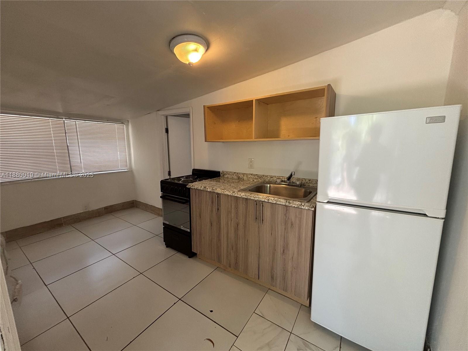 Cozy and budget-friendly studio available now! Features an open layout, perfect for one person. Includes access to a clean, shared laundry room. Conveniently located near shops, public transportation, and more. Contact us now for your viewing schedule!