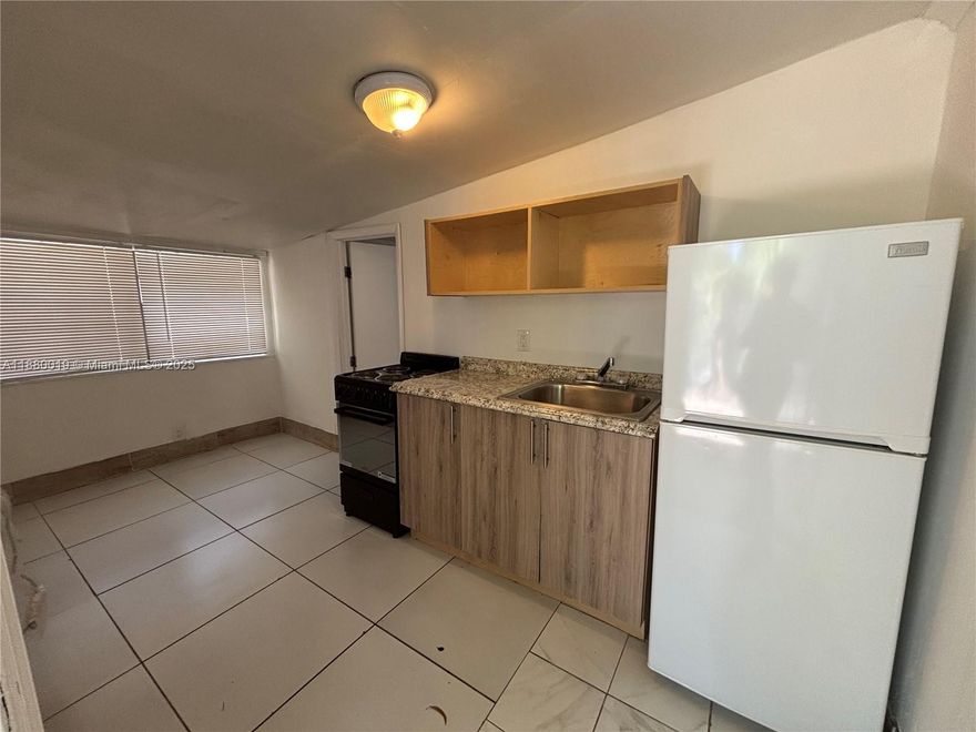 Cozy and budget-friendly studio available now! Features an open layout, perfect for one person. Includes access to a clean, shared laundry room. Conveniently located near shops, public transportation, and more. Contact us now for your viewing schedule!