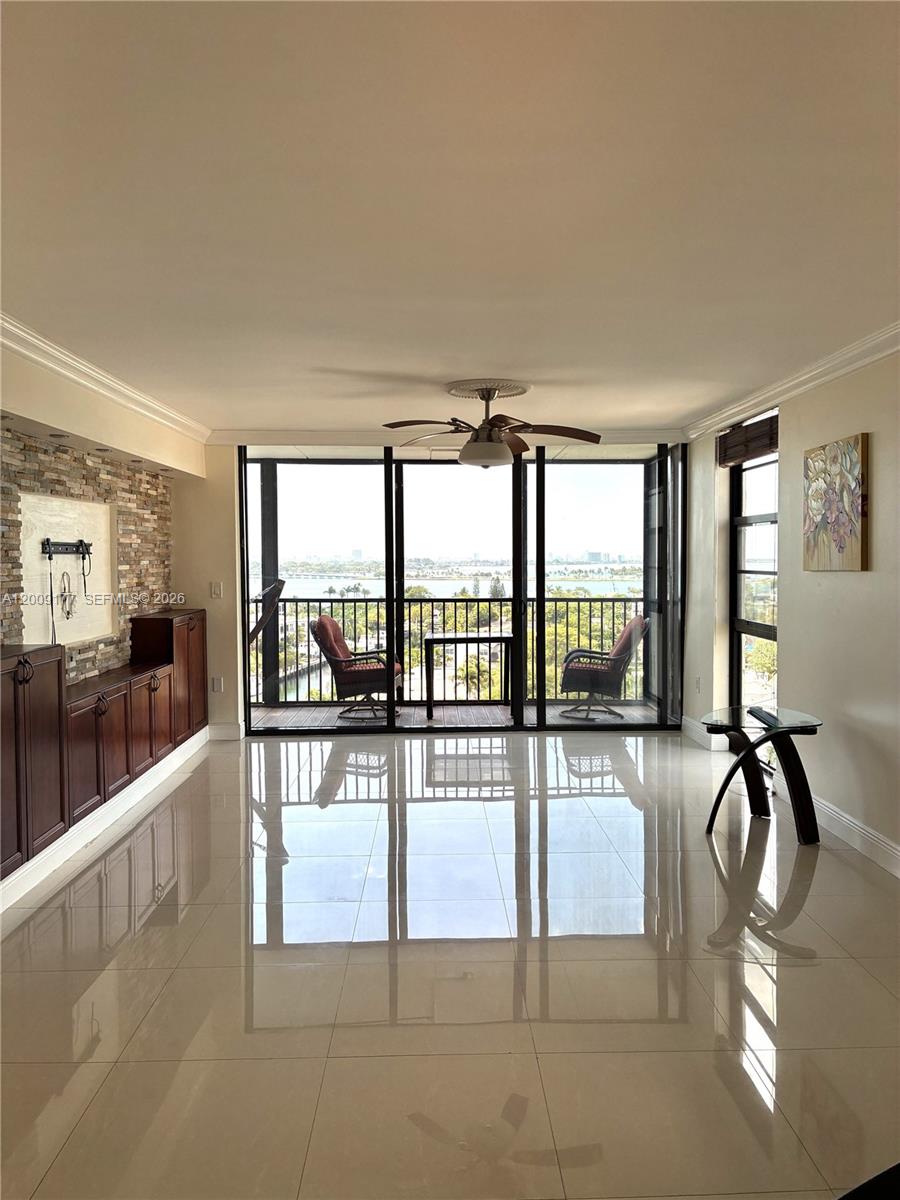 2500 NE 135th St C1011